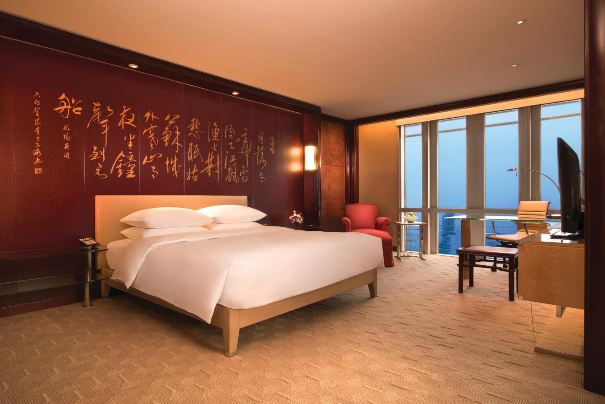 1 Doppelzimmer mit Queensize-Bett und Blick auf den Fluss